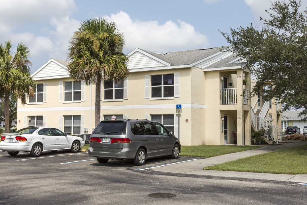 Coral Village Apartments in Cape Coral, FL - Foto de edificio