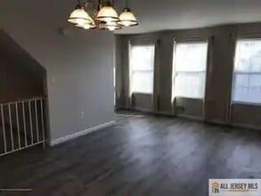 43 Giera Ct in Sayreville, NJ - Building Photo - Building Photo