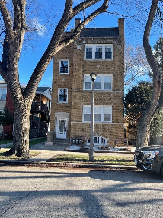 8635 Trumbull Ave, Unit 1 in Skokie, IL - Foto de edificio