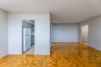 2960 Don Mills Rd in Toronto, ON - Building Photo - Interior Photo