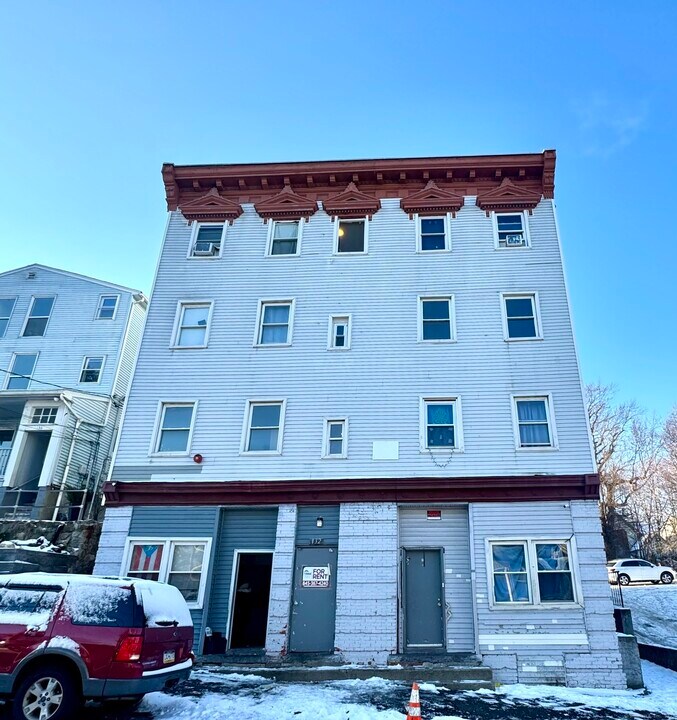 132 Locust St in Waterbury, CT - Building Photo