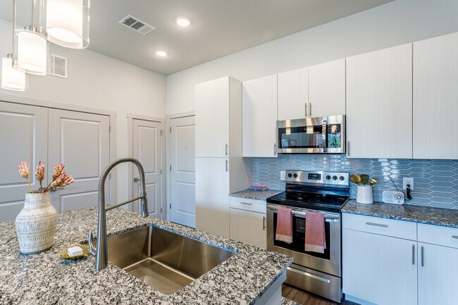 The Mezz at Fiddlers Green in Centennial, CO - Foto de edificio - Interior Photo