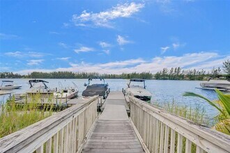 4059 Crystal Lake Dr in Pompano Beach, FL - Foto de edificio - Building Photo