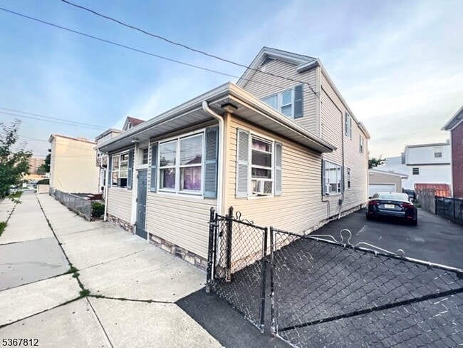 27 Honiss St in Belleville, NJ - Building Photo - Building Photo