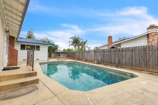 6630 Lindbrook Way in Sacramento, CA - Building Photo