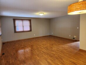 3131 Dubuque St NE in Iowa City, IA - Foto de edificio - Building Photo