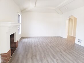 219 S Martel Ave, Unit 219 in Los Angeles, CA - Foto de edificio - Building Photo
