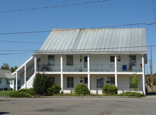 94 W Walnut St in Hughesville, PA - Foto de edificio - Building Photo