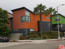 800 Hampton Dr in Los Angeles, CA - Building Photo