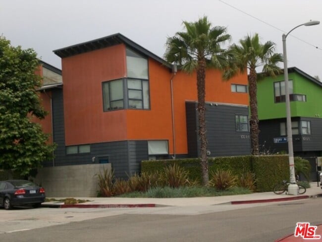 property at 800 Hampton Dr