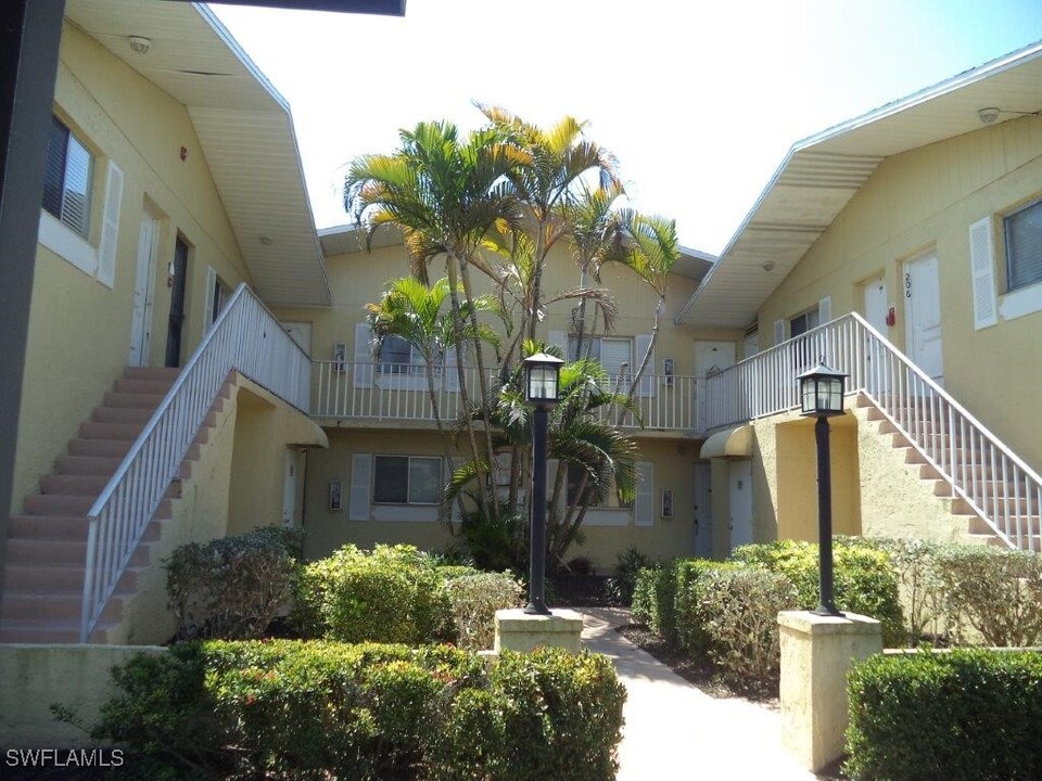 8093 Country Rd in Ft. Myers, FL - Foto de edificio