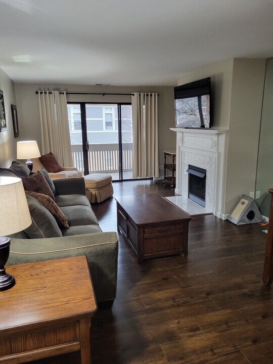 950 E Rue de la Banque, Unit 310 in Creve Coeur, MO - Building Photo