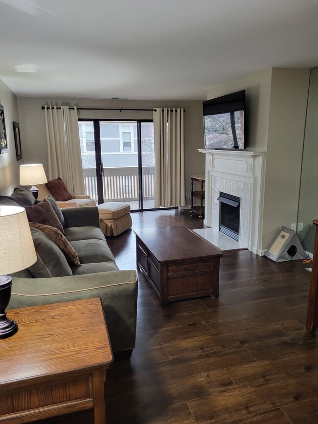 property at 950 E Rue de la Banque