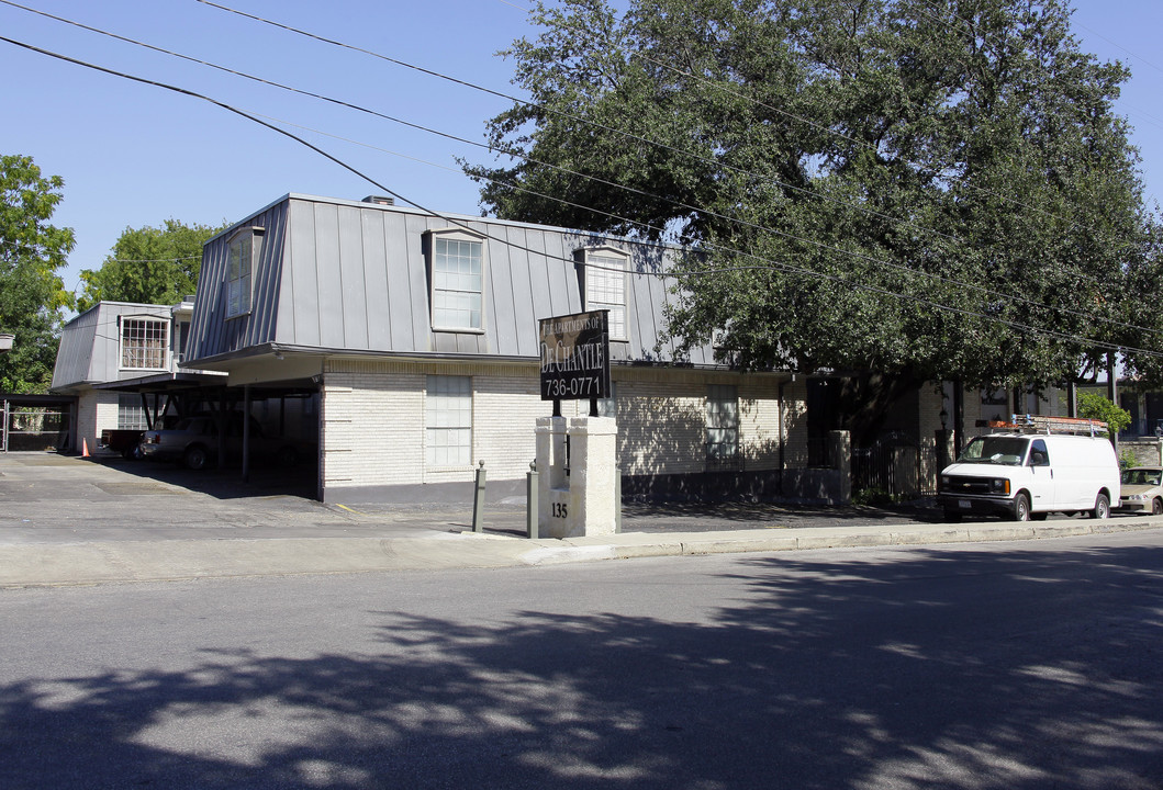 DeChantle in San Antonio, TX - Building Photo