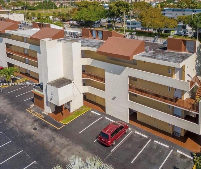 8850 Fontainebleau Blvd in Miami, FL - Building Photo - Building Photo