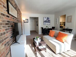 401 W Webster Ave, Unit 204 in Chicago, IL - Building Photo - Building Photo