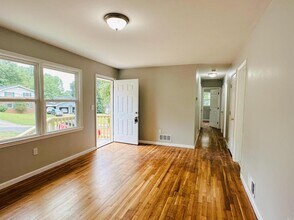 6071 Pinecreek Rd in Forest Park, GA - Building Photo - Building Photo
