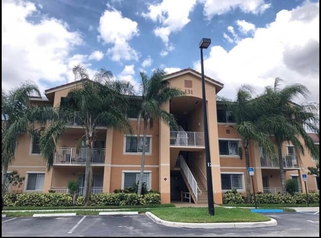 131 SW Palm Dr in Port St. Lucie, FL - Foto de edificio - Building Photo