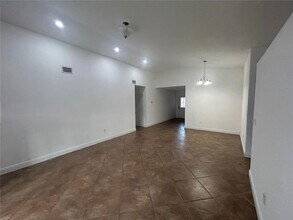 18730 NW 77th Ct in Hialeah, FL - Foto de edificio - Building Photo