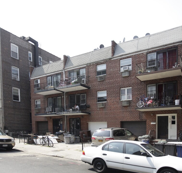 40-42 77th St in Flushing, NY - Foto de edificio