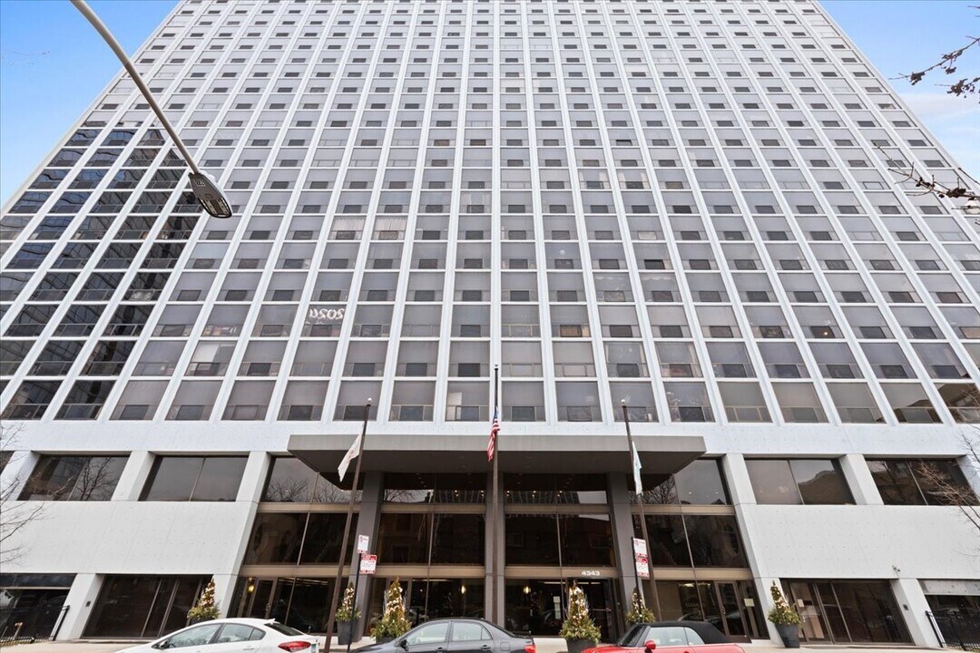 4343 N Clarendon Ave in Chicago, IL - Building Photo