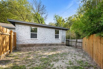 2303 Metcalfe Rd in Austin, TX - Building Photo - Building Photo