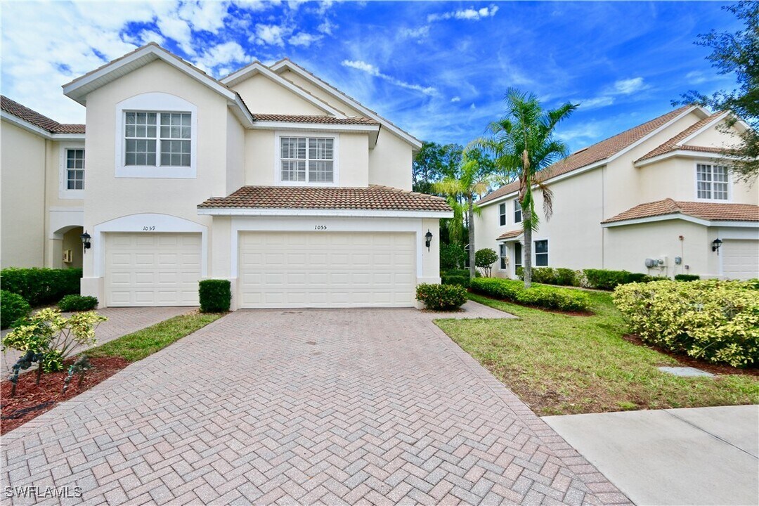 1055 Albany Ct in Naples, FL - Building Photo