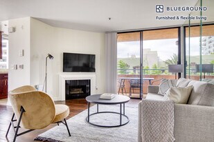 7275 Franklin Ave in Los Angeles, CA - Building Photo