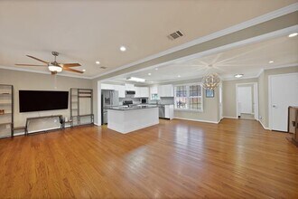2835 W Colorado Blvd in Dallas, TX - Building Photo - Building Photo