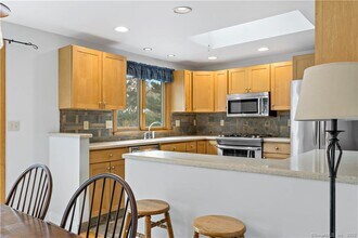 4 Woodvale Rd Ext in Branford, CT - Building Photo - Building Photo