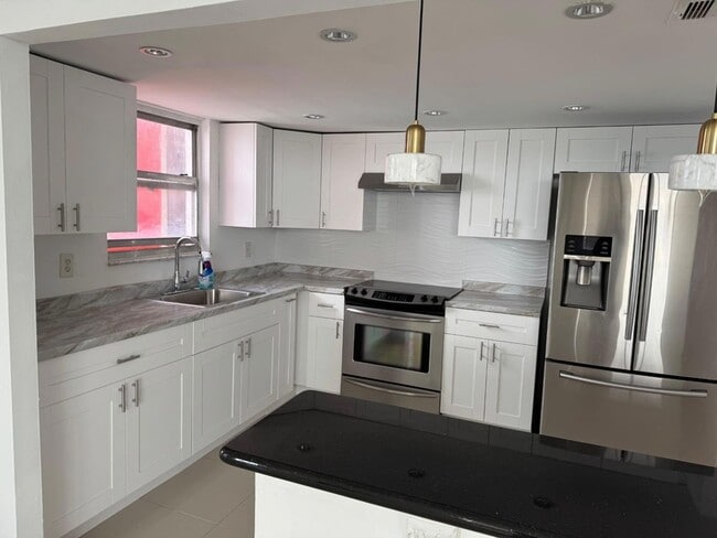 1301 NE Miami Gardens Dr, Unit 605W in Miami, FL - Building Photo - Building Photo