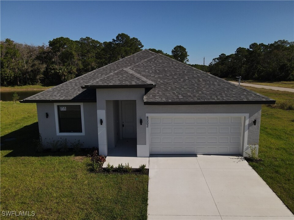 8002 Spice Ct in La Belle, FL - Building Photo