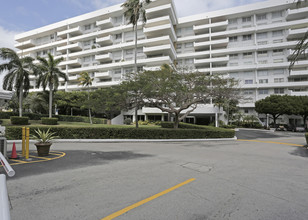 Commodore Club West in Key Biscayne, FL - Building Photo - Building Photo