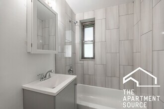 1360 W Touhy Ave in Chicago, IL - Foto de edificio - Building Photo