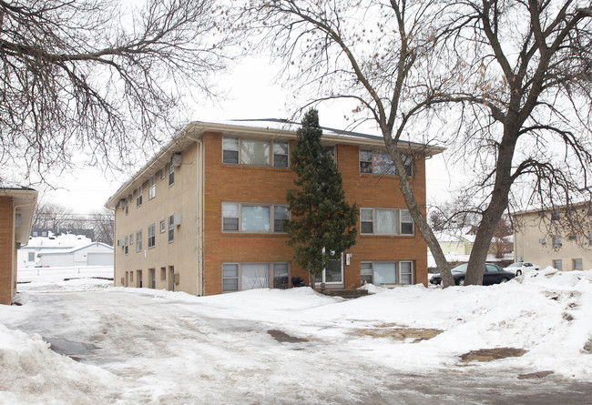 5131 University Ave NE in Columbia Heights, MN - Building Photo - Building Photo