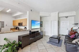 100 Meridian Ave, Unit 244 in Miami Beach, FL - Building Photo - Building Photo