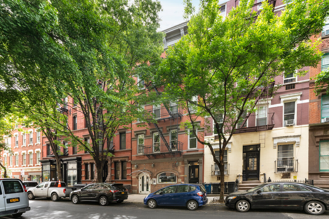 142 W Tenth St in New York, NY - Foto de edificio