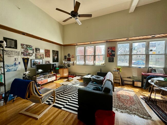 104 Central St, Unit 1R in Somerville, MA - Foto de edificio - Building Photo