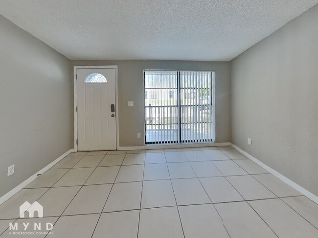 9707 Paces Ferry Dr in Tampa, FL - Foto de edificio - Building Photo