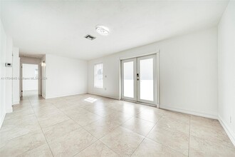 10821 SW 58th Terrace in Miami, FL - Building Photo - Building Photo