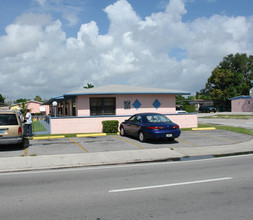 13880 NE 6th Ave in Miami, FL - Foto de edificio - Building Photo