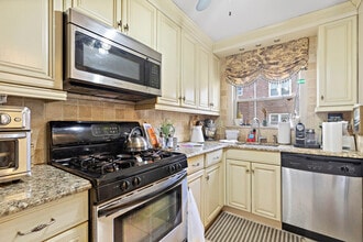 151 E Palisade Ave, Unit F7 in Englewood, NJ - Building Photo - Building Photo