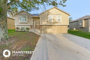 407 Golfview Dr in Pleasant Hill, MO - Building Photo