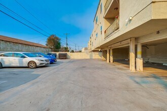 Secure, Courtyard-Style Apartments in Park Mesa Heights in Los Angeles, CA - Foto de edificio - Building Photo