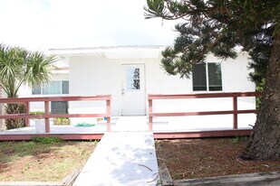 1215 N Atlantic Ave in New Smyrna Beach, FL - Building Photo