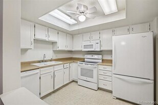 14300 E Marina Dr in Aurora, CO - Building Photo