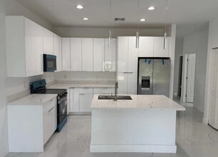 729 Lamar St E in Lehigh Acres, FL - Foto de edificio - Building Photo
