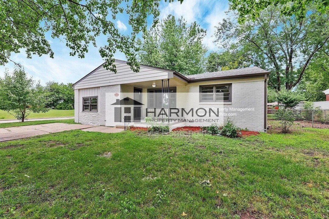8302 E Gilbert St in Wichita, KS - Foto de edificio