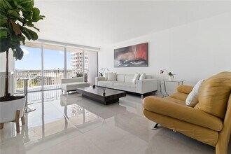 18081 Biscayne Blvd in Aventura, FL - Building Photo - Building Photo