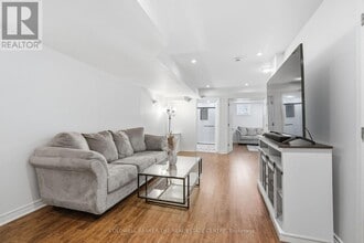 17 Barnwood Dr in Richmond Hill, ON - Building Photo - Building Photo